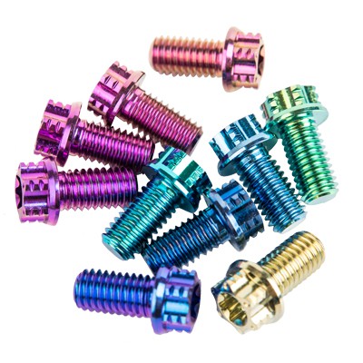 M8 X 15 titano lydinio varžtai